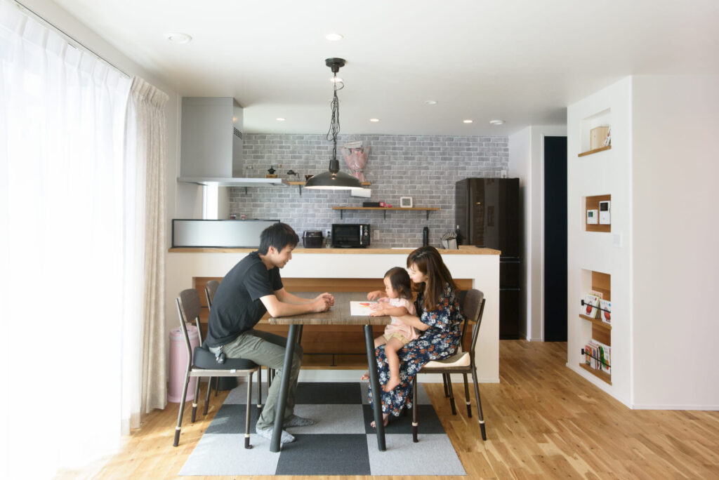 ダイニングとは? キッチン・リビングとの違いや快適な空間づくりのコツをご紹介