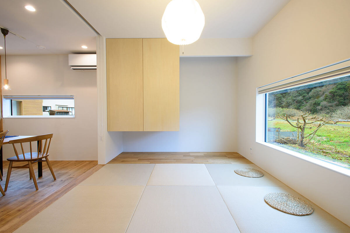 ピクチャーウィンドウから自然を楽しむモダンな平屋