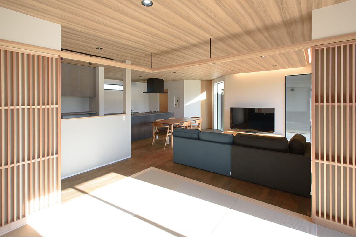 木の温もりを感じるモダンな平屋