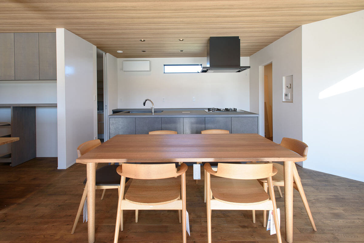 木の温もりを感じるモダンな平屋