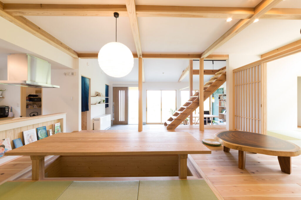 和の趣を感じる照明がやさしく灯るダイニング