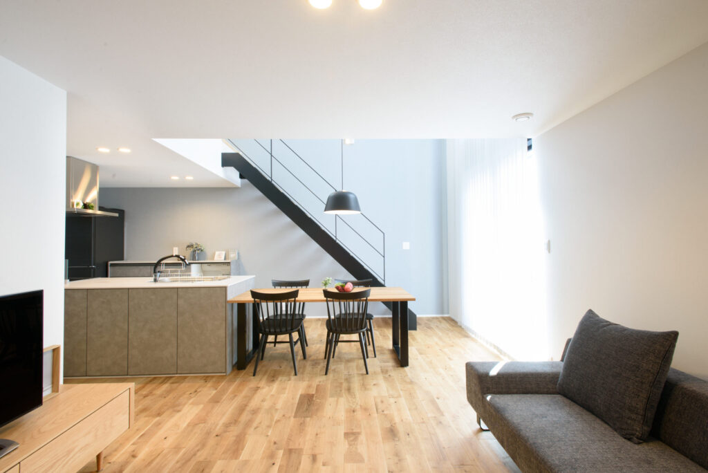 黒のペンダントライトで魅せる、上質なダイニング空間