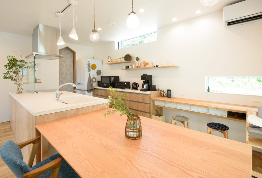 2種類のペンダントライトが彩る、カフェ風ダイニング