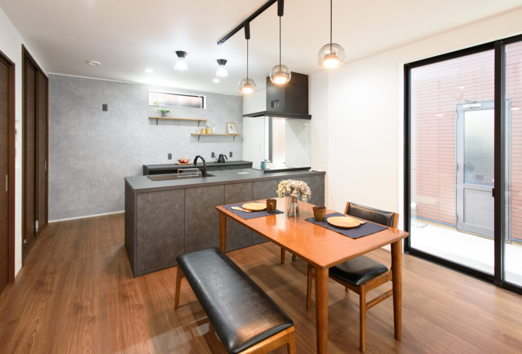 ガラスシェードの光で、明るく洗練された空間に