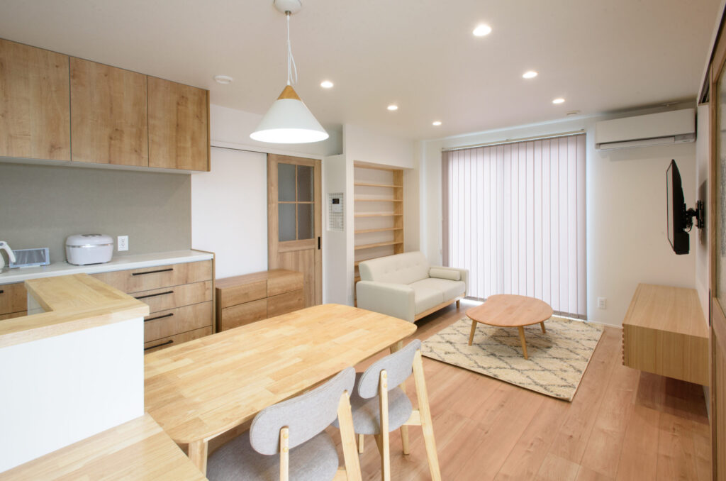 自然素材の空間にやさしくなじむペンダントライト